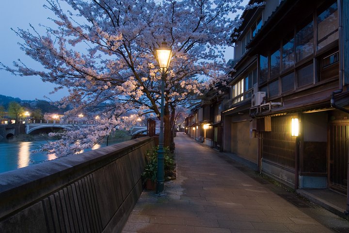 Kanazawa Night Tour with Local Meal and Drinks