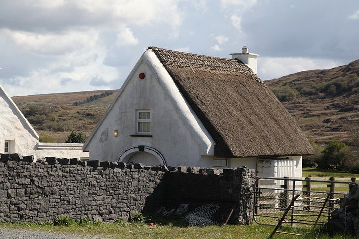 From Galway: Guided tour of Connemara with 3 hour stop at Connemara National Pk.