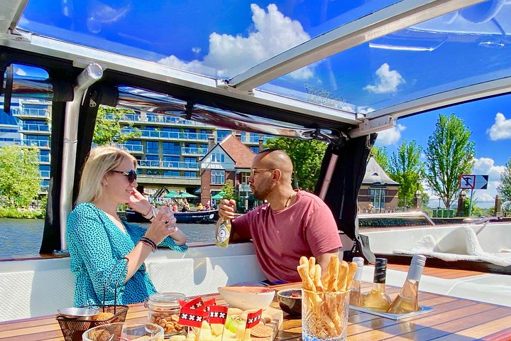 Amsterdam Small-Group Canal Cruise Including Snacks and Drinks