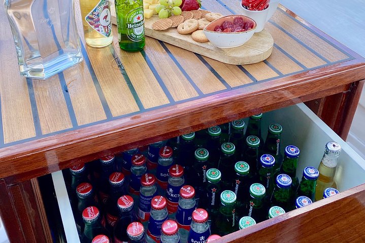 Amsterdam Small-Group Canal Cruise Including Snacks and Drinks