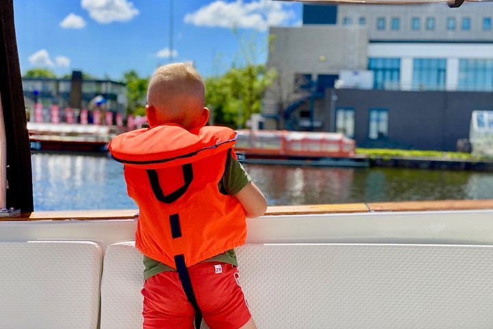 Amsterdam Small-Group Canal Cruise Including Snacks and Drinks