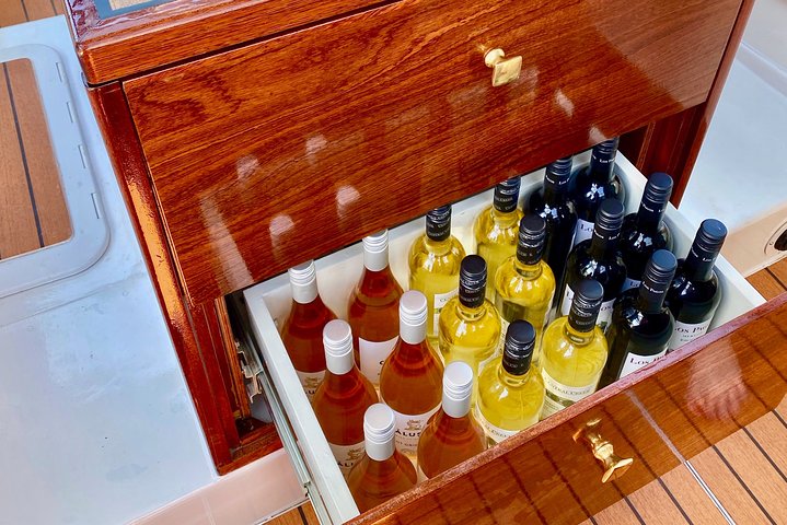 Amsterdam Small-Group Canal Cruise Including Snacks and Drinks