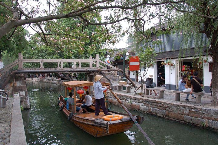 From Shanghai: Zhujiajiao Water Town Private Tour with Boat Ride