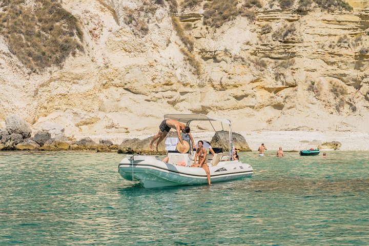 Boat Tour at Devil's Saddle: 4 Swim Stops, Snorkeling & Prosecco