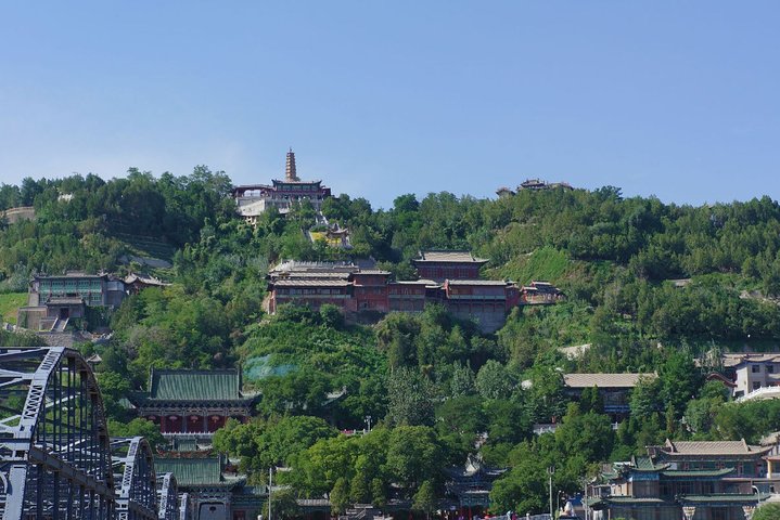 Private Lanzhou Day Tour: White Pagoda Hill, Zhongshan Bridge, Yellow River etc