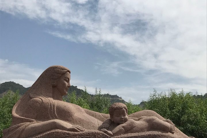 Private Lanzhou Day Tour: White Pagoda Hill, Zhongshan Bridge, Yellow River etc