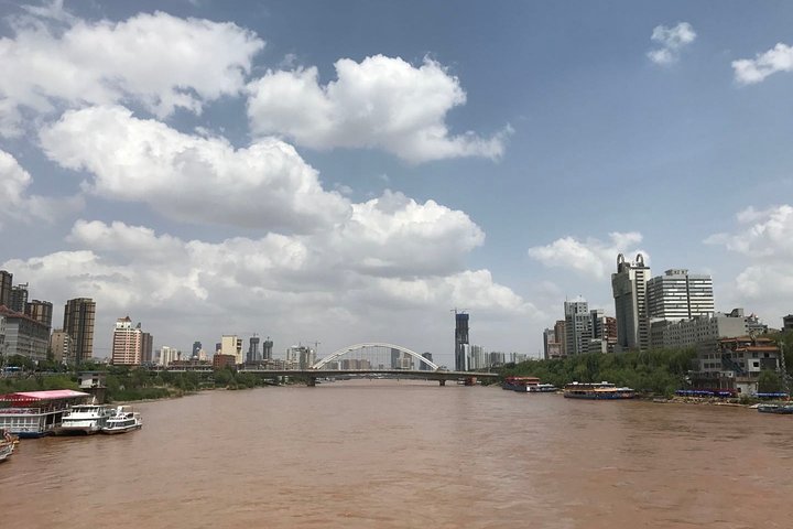 Private Lanzhou Day Tour: White Pagoda Hill, Zhongshan Bridge, Yellow River etc