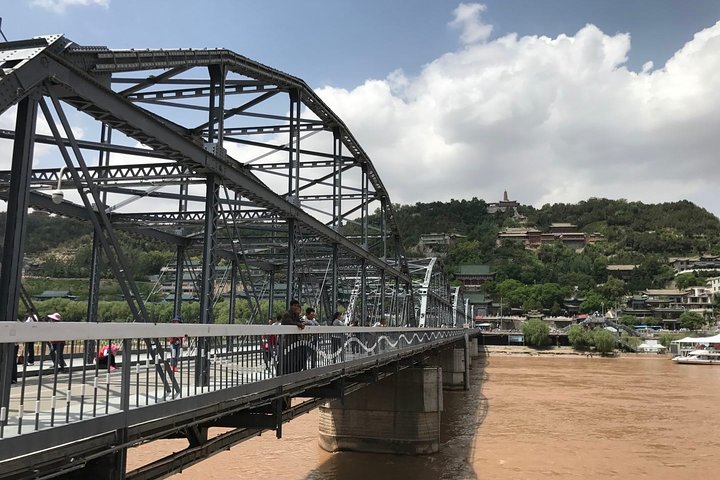 Private Lanzhou Day Tour: White Pagoda Hill, Zhongshan Bridge, Yellow River etc