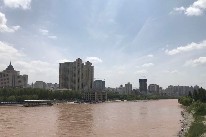 Private Lanzhou Day Tour: White Pagoda Hill, Zhongshan Bridge, Yellow River etc