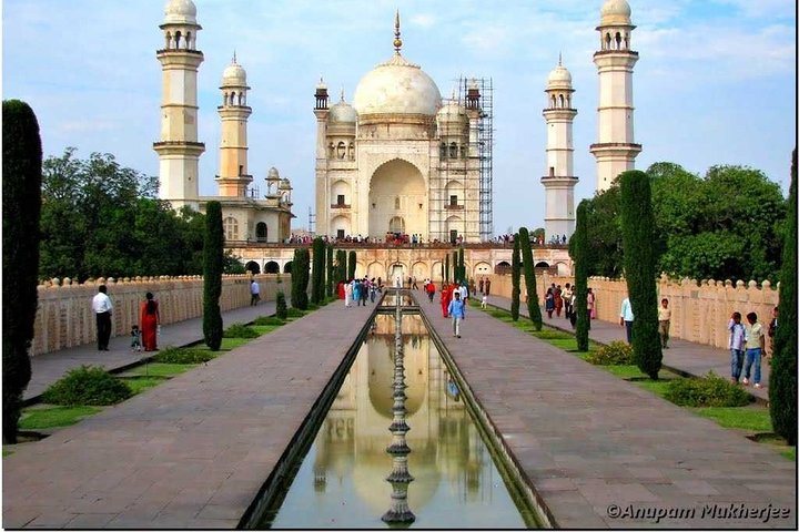 From Aurangabad: 3-Day Tour of Shirdi Sai Baba, Ajanta, & Ellora.