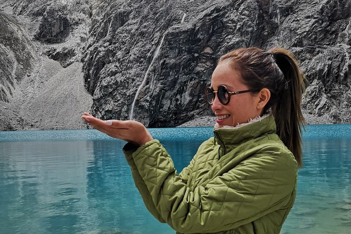 Trekking to Laguna 69