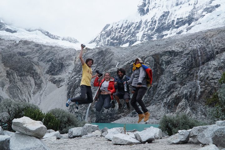 Trekking to Laguna 69