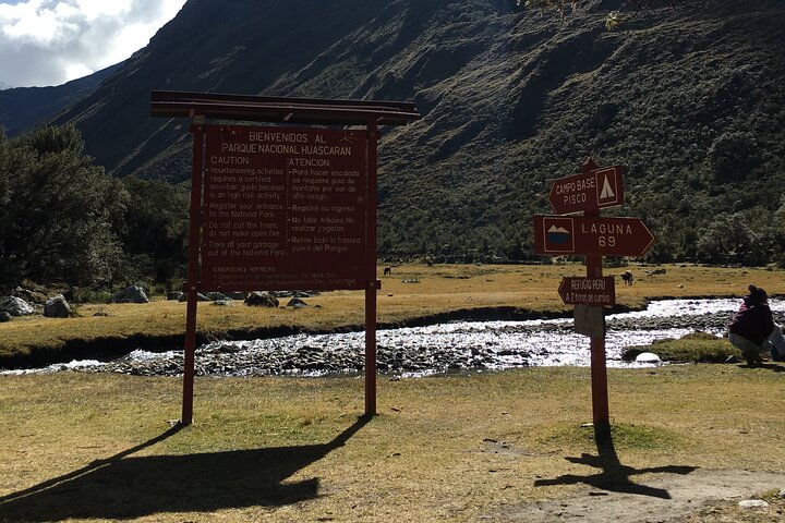 Trekking to Laguna 69