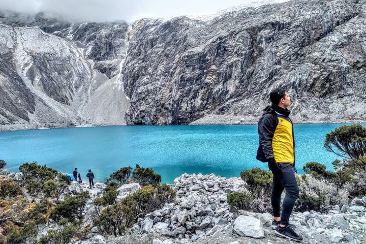 Trekking to Laguna 69