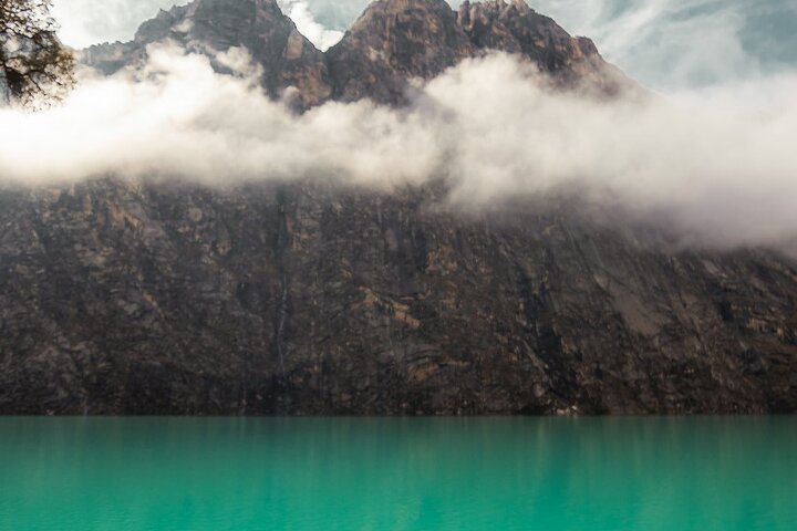 Trekking to Laguna 69