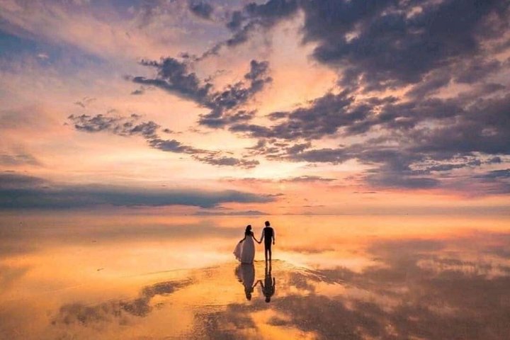 Private 1D 1N Trip from La Paz to Uyuni Salt Flats by Air.