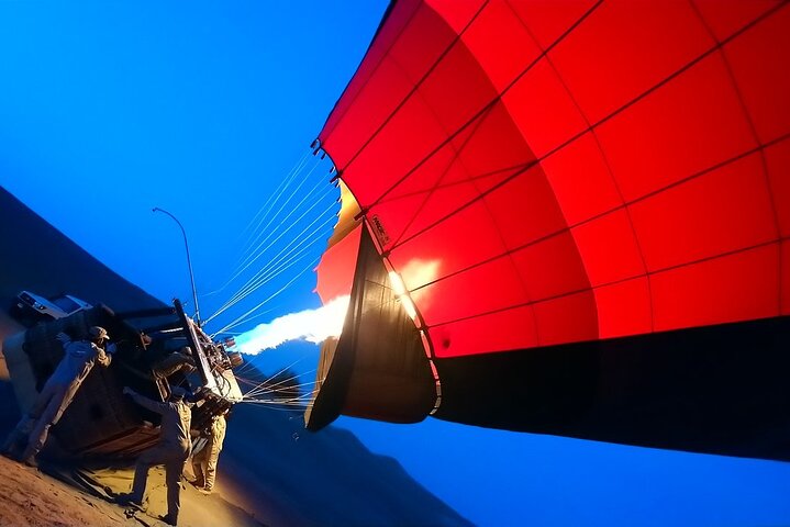 Hot Air Balloon Ride With Gourmet Breakfast and Falcon Show
