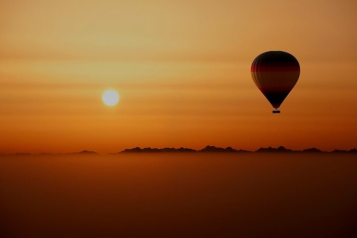 Hot Air Balloon Ride With Gourmet Breakfast and Falcon Show