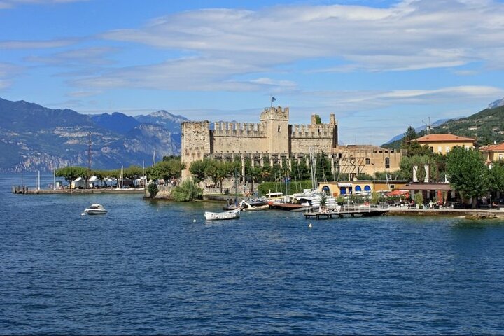 Castles boat tour with Bardolino wine tasting and nibbles