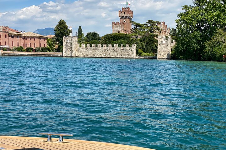 Castles boat tour with Bardolino wine tasting and nibbles