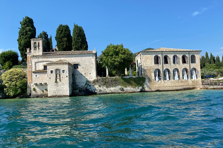 Castles boat tour with Bardolino wine tasting and nibbles