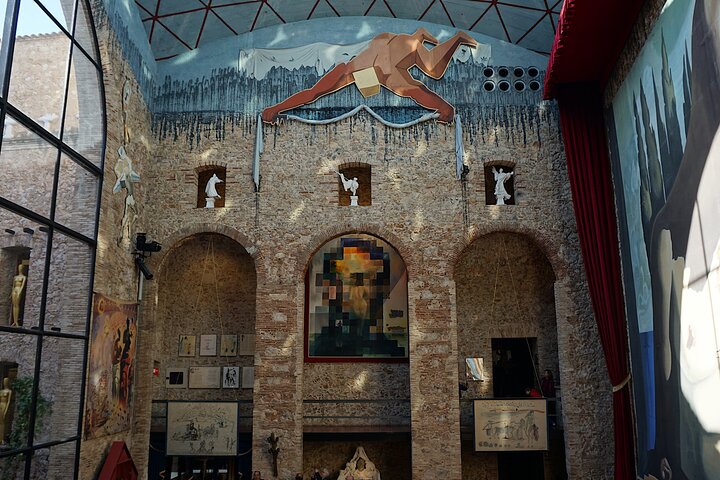 Touristic highlights of Figueres on a Private half day tour with a local