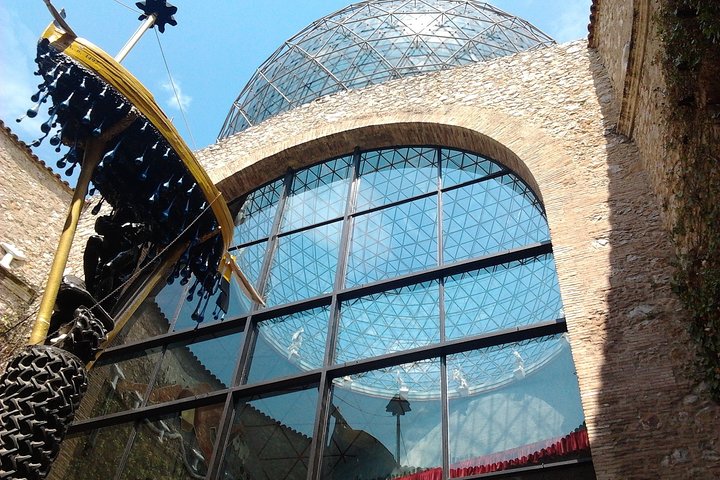 Touristic highlights of Figueres on a Private half day tour with a local