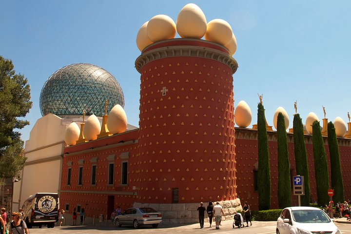 Touristic highlights of Figueres on a Private half day tour with a local