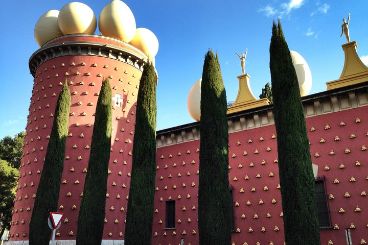 Touristic highlights of Figueres on a Private half day tour with a local