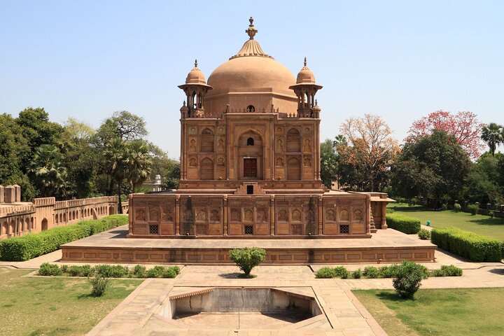 Touristic Highlights of Prayagraj (Guided Fullday Sightseeing Tour by Car)