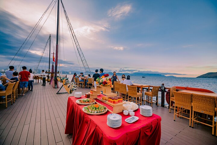 Nha Trang Sunset Cocktails and Dinner Cruise