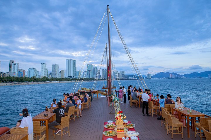 Nha Trang Sunset Cocktails and Dinner Cruise