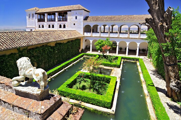 Alhambra & Generalife Skip the line Small Group including Nasrid Palaces