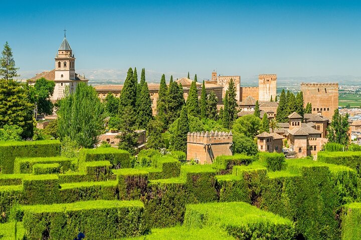 Alhambra & Generalife Skip the line Small Group including Nasrid Palaces