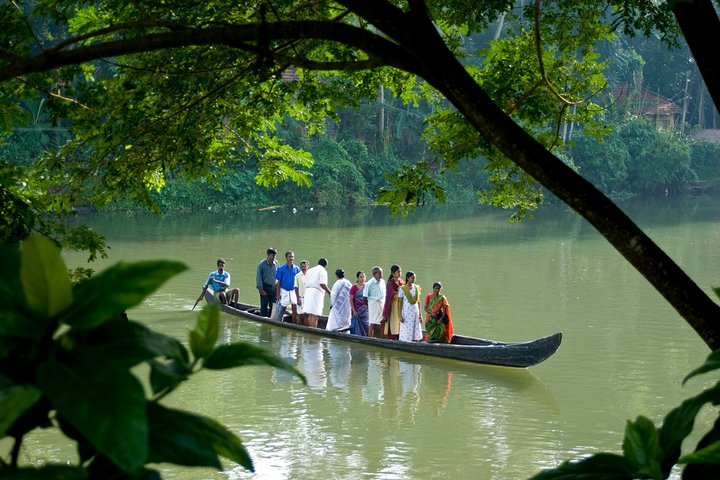 Backwaters Bliss: Cochin to Alleppey Escape