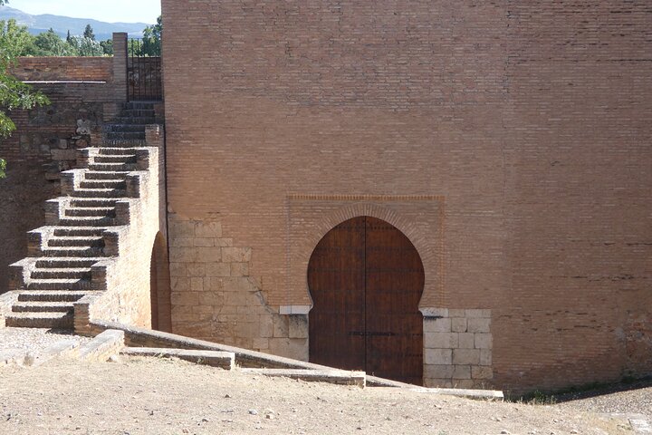 Alhambra & Generalife Skip the line Small Group including Nasrid Palaces
