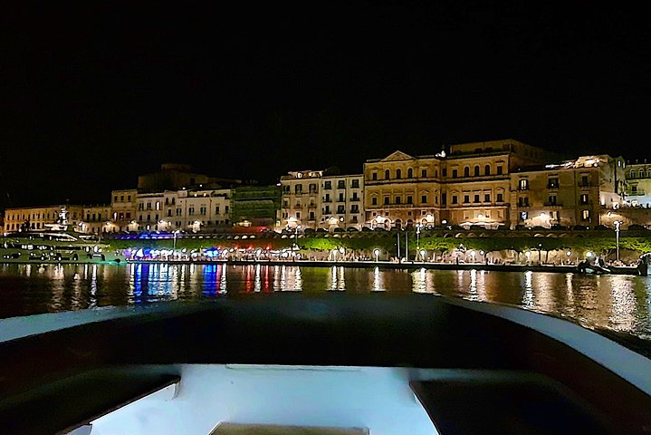 Syracuse Boat tour of the island of Ortigia and sea caves
