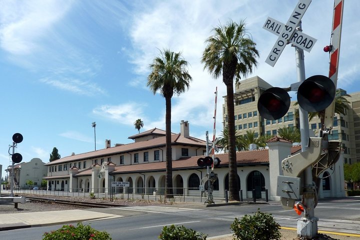 Astonishing Scavenger Hunt: Fresno Art & History