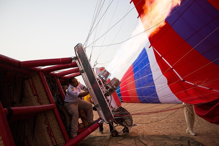 Hot Air Balloon Ride With Gourmet Breakfast and Falcon Show