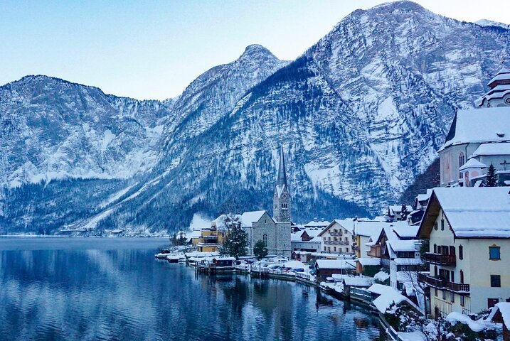 Private one way transfer from Hallstatt to Prague