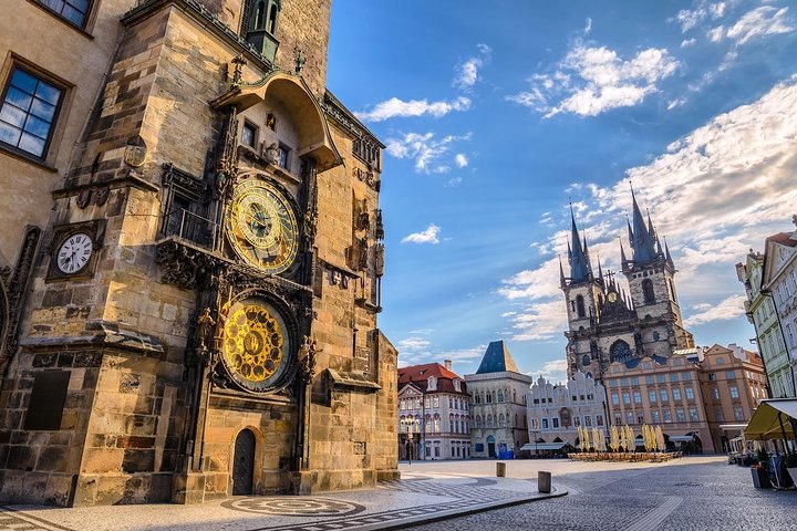 Private one way transfer from Hallstatt to Prague