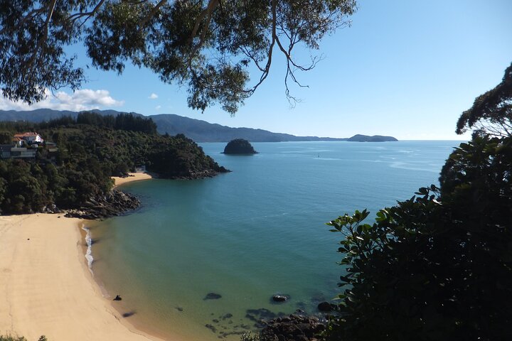 Full-Day Abel Tasman National Park Hiking Tour with Cruise