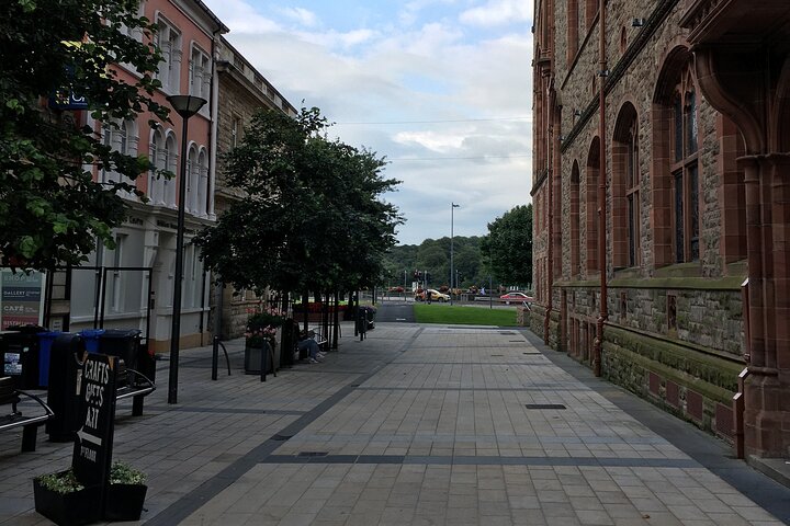 Derrie Danders: Highlights of the Walled City a Self-Guided Audio Tour
