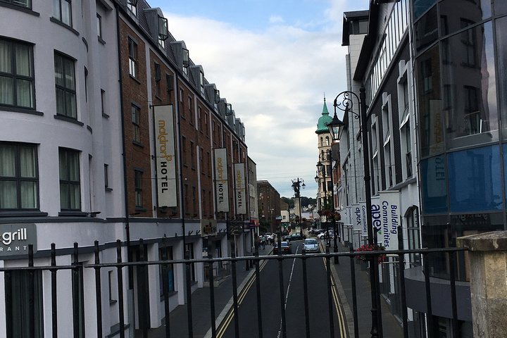 Derrie Danders: Highlights of the Walled City a Self-Guided Audio Tour