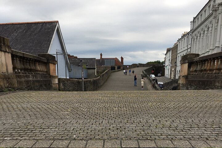 Derrie Danders: Highlights of the Walled City a Self-Guided Audio Tour