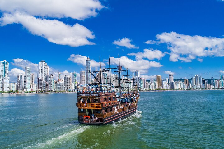 Combo Pirate Boat, Beach and Unipraias Park with transfers
