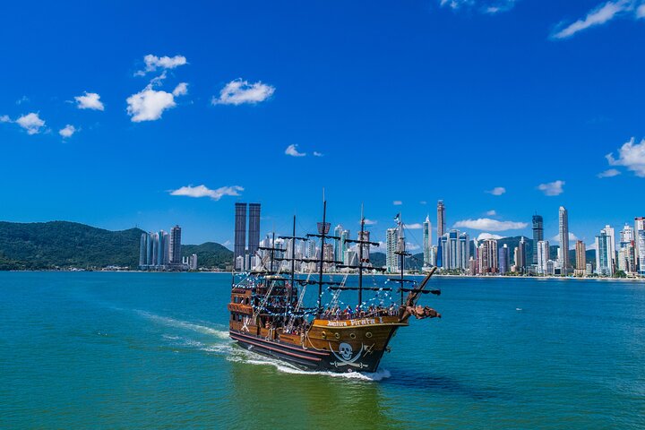 Combo Pirate Boat, Beach and Unipraias Park with transfers
