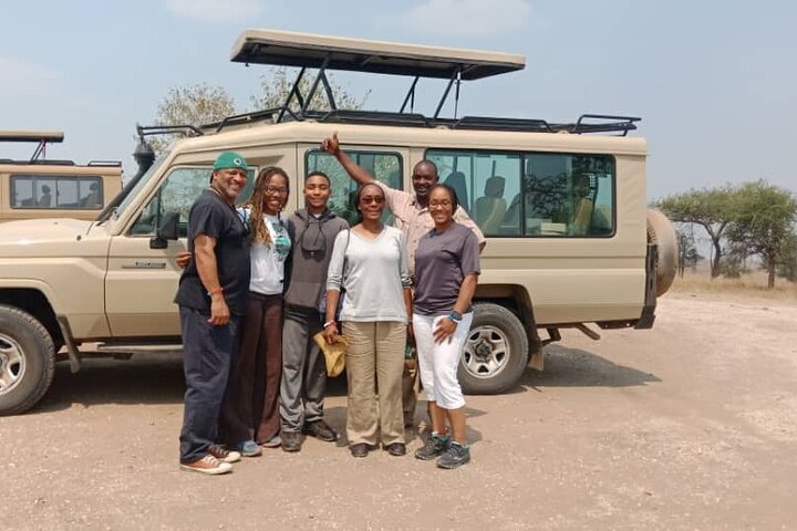 3 days group joining safari to Maasai Mara with a Land Cruiser Jeep