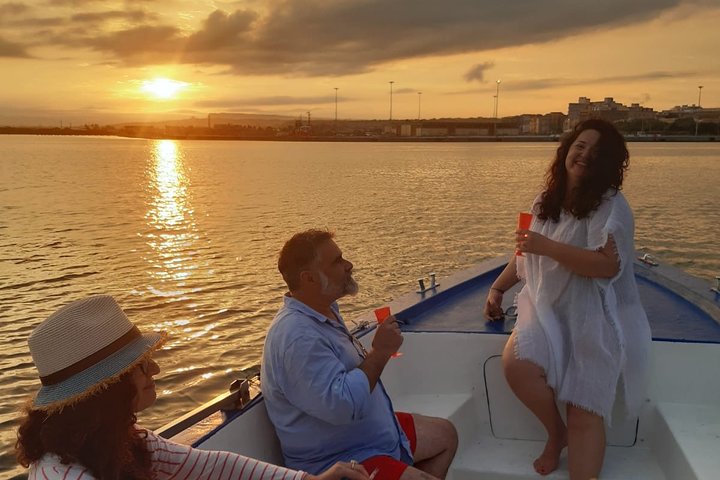 Private boat tour with prosecco and fresh fruit