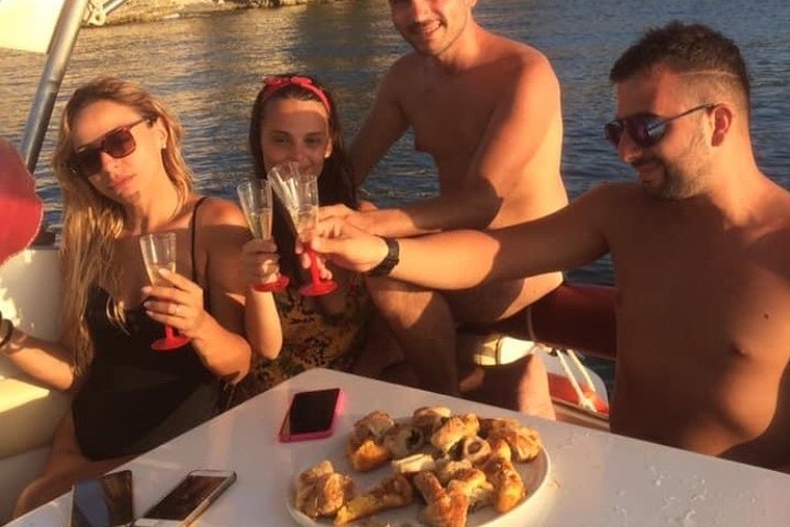 Private boat tour with prosecco and fresh fruit